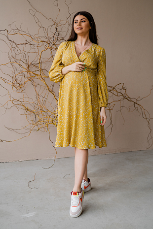 Платье для беременных и кормящих в цветочном принте , цвет шафран